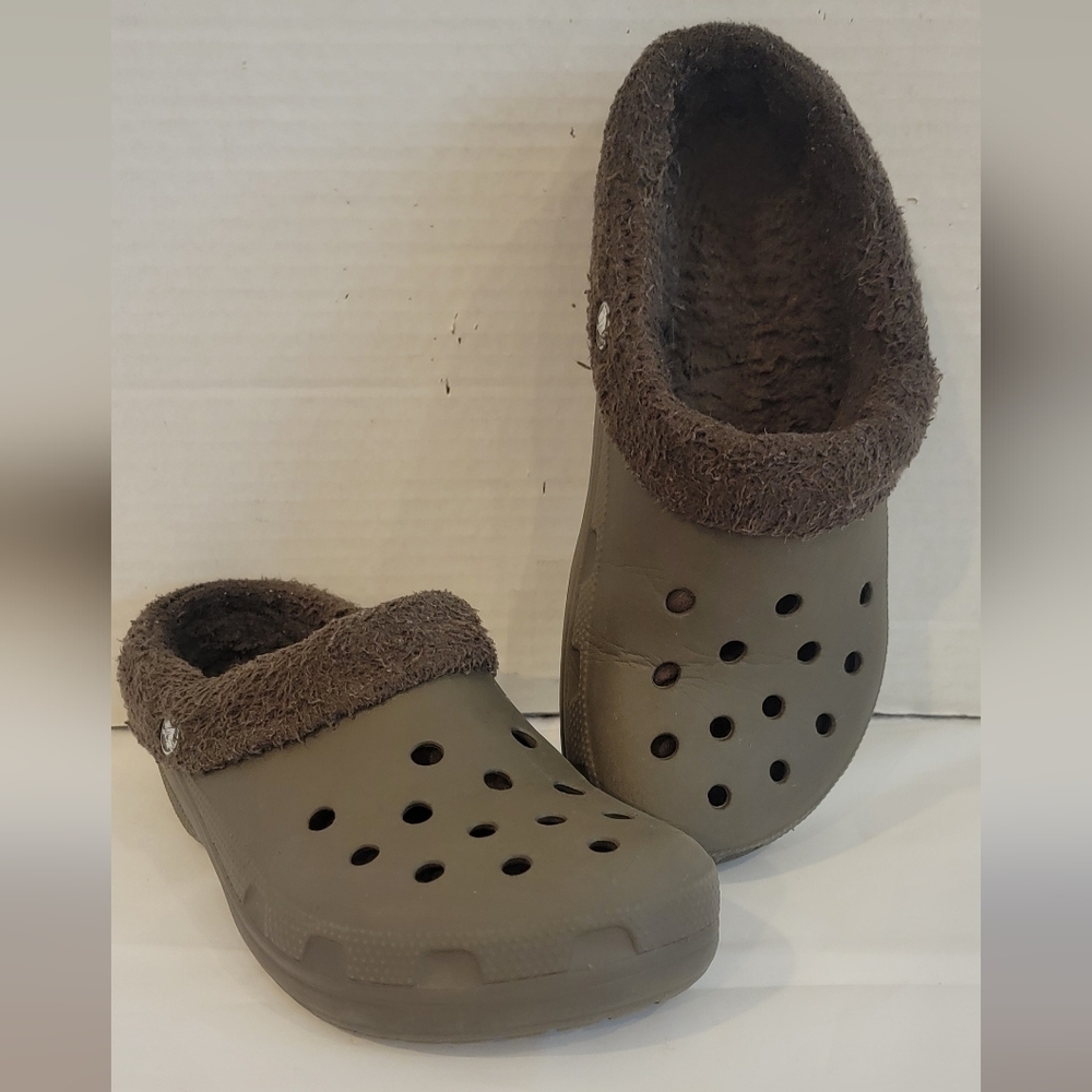 CROCS UNISEX‎ BROWN LINED CLASSIC CROCS (M-7 or W-9)